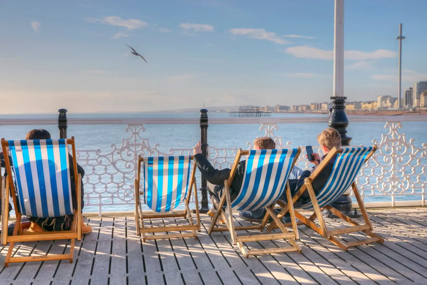 ec-brighton-language-school-relazing-with-your-new-ec-friends-in-brighton
