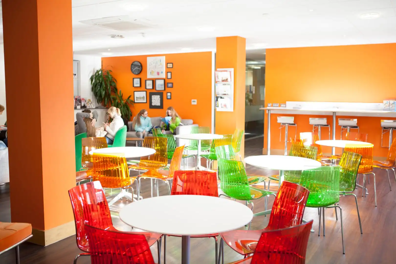 ec-brighton-language-school-students-reading-lounge