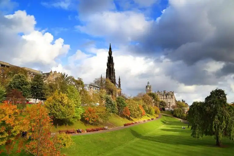 kaplan-social-activities-edinburgh-scott-monument